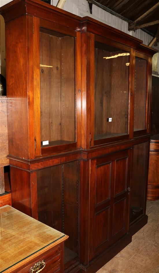 Mahogany breakfront glazed bookcase(-)